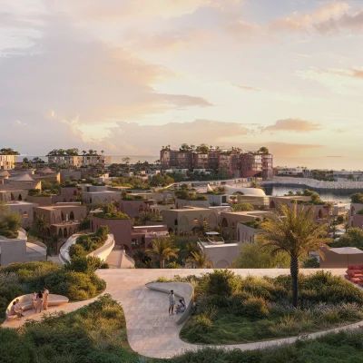 ممرات منسّقة على المستوى العلوي للمشاة في Mira Coral Bay عند الغروب