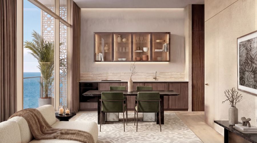 منطقة طعام ومطبخ مؤثّثة بإطلالة بحرية في أحد مساكن Mira Coral Bay